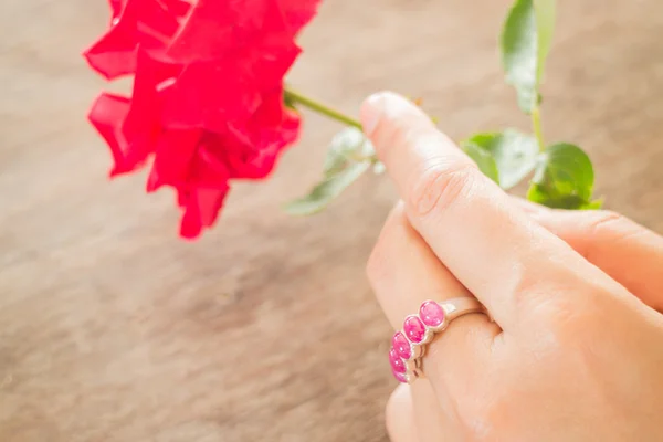 Hand op klassieke ruby ring — Stockfoto