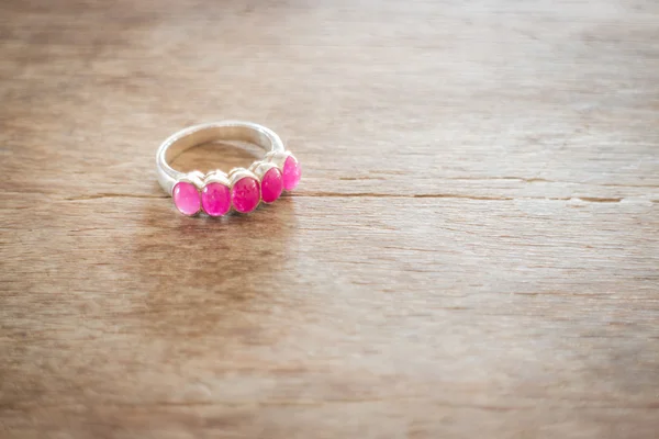 Όμορφο κλασικό ρουμπινί δαχτυλίδι σε ξύλινο τραπέζι — Φωτογραφία Αρχείου