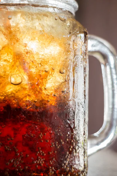 Zeepbel en schuim op de glazen wand van cola — Stockfoto