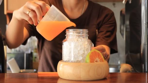 Směs čerstvé Zimolez pomerančový džus pro servírování, skladem video — Stock video
