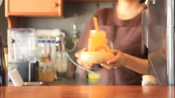 Servire succo d'arancia fresco di caprifoglio, video stock — Video Stock