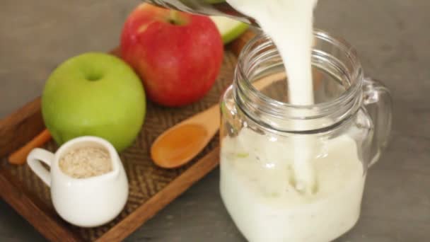 Pomme à l'avoine et smoothie au miel dans un petit pot, Vidéo stock — Video