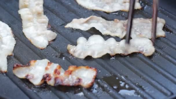 Křupavý slanina na teflonu pan, burzovní video — Stock video