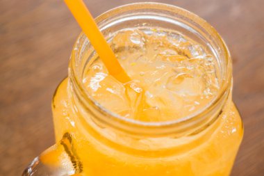 Ahşap masa üzerinde hizmet taze portakal suyu