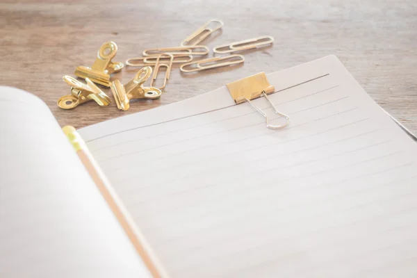 Einfacher Bürotisch mit notwendigem Werkzeug — Stockfoto