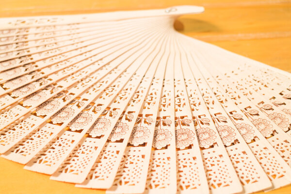 Восточный резной деревянный веер
