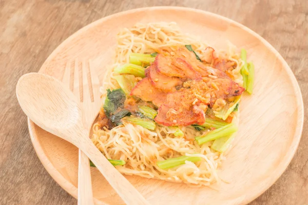 Buğday noodle mangalda kırmızı domuz ile — Stok fotoğraf