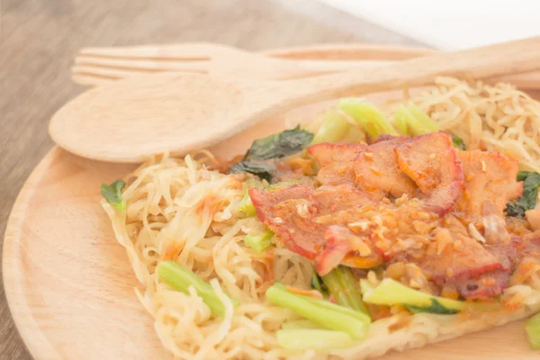 Macarrão de trigo com carne de porco grelhada — Fotografia de Stock