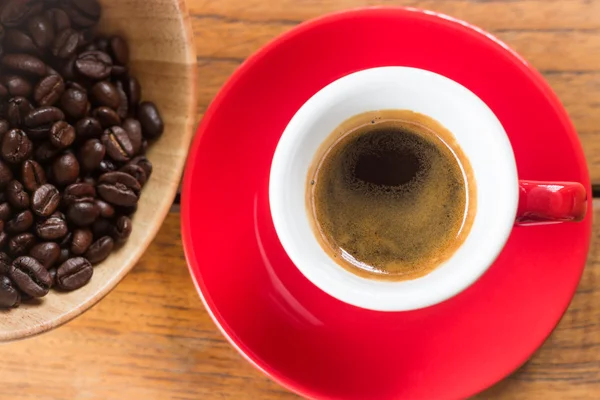 Frisch gebrühter heißer Espresso in roter Tasse — Stockfoto