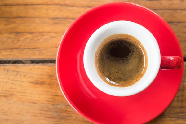 Čerstvý uvařená káva espreso v červené cup — Stock fotografie