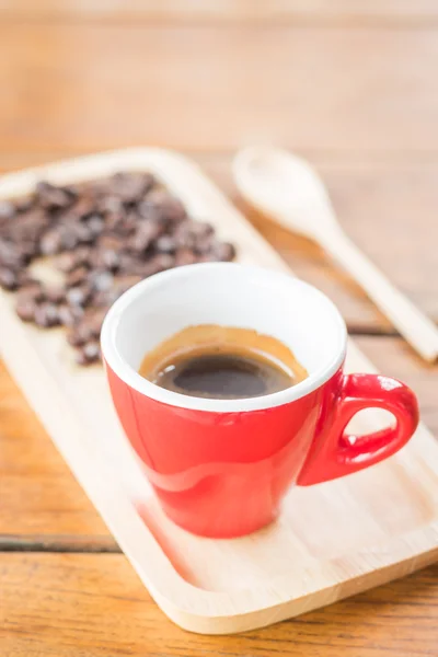 Fresco café espresso caliente con frijol asado — Foto de Stock