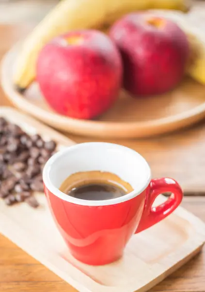 Frisch gebrühter heißer Espresso mit gerösteten Bohnen — Stockfoto