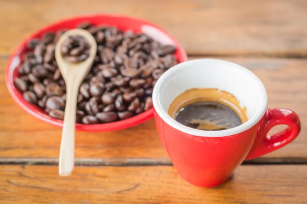 Frisch gebrühter heißer Espresso mit gerösteten Bohnen — Stockfoto