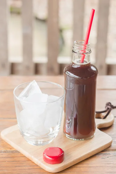 Fles van zwarte koffie met ijs — Stockfoto