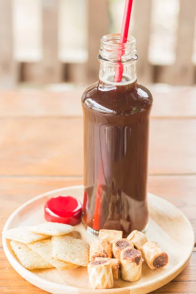 Botella de café helado negro con algunos bocadillos — Foto de Stock