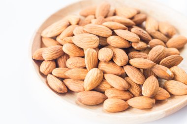 Badem tahıl kızartma beyaz mutfak masasında