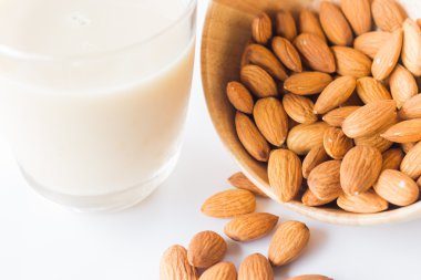 Badem sütü ve tahıl beyaz mutfak masasında