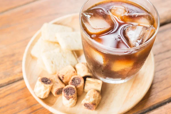 Copo de café gelado preto com algum lanche — Fotografia de Stock