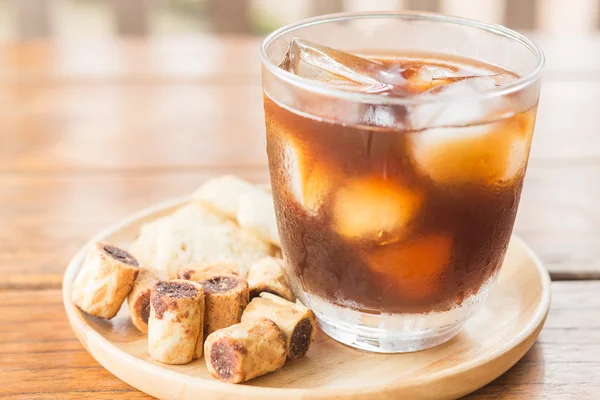 Glas schwarzer Eiskaffee mit etwas Snack — Stockfoto