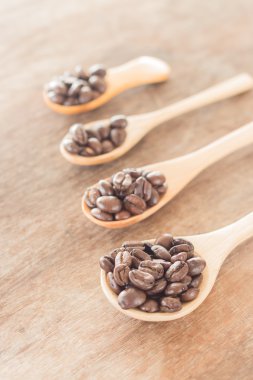 Grunge ahşap masa üzerinde kahve kaşık