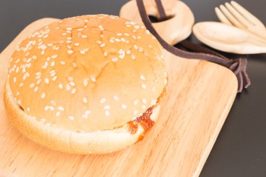 Lezzetli derin kızarmış domuz burger