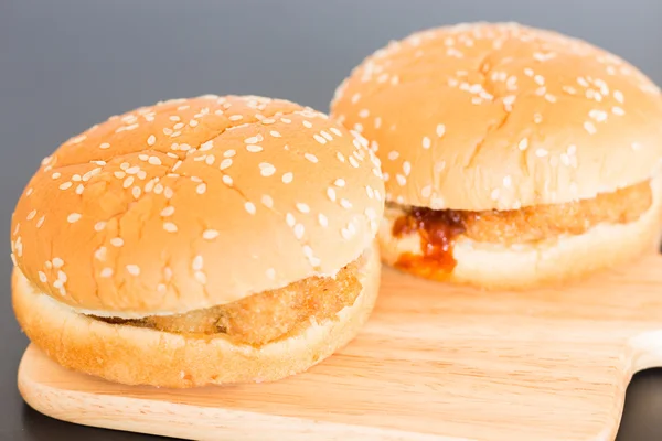 Heerlijke diepe gebakken varkensvlees Hamburger — Stockfoto