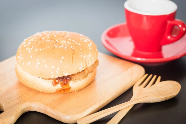 Pyszne głęboko smażone wieprzowina burger — Zdjęcie stockowe