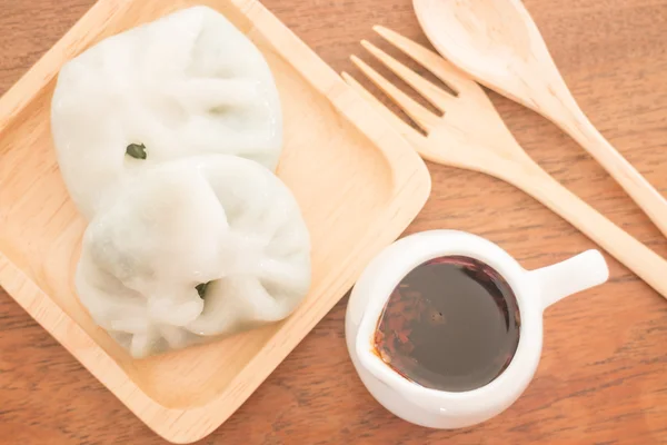 Boulette à la vapeur servant sur une assiette en bois — Photo