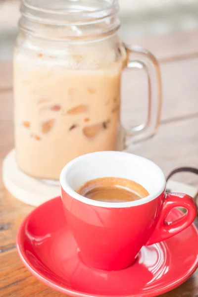 Varmt och kallt kaffe på träbord — Stockfoto