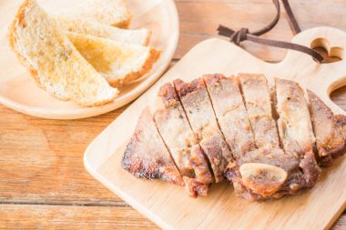 Domuz eti biftek ahşap plaka üzerinde