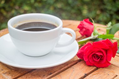 Ev bahçe içinde siyah kahve