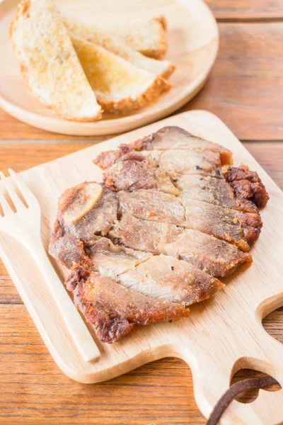 Steak babi di piring kayu — Stok Foto