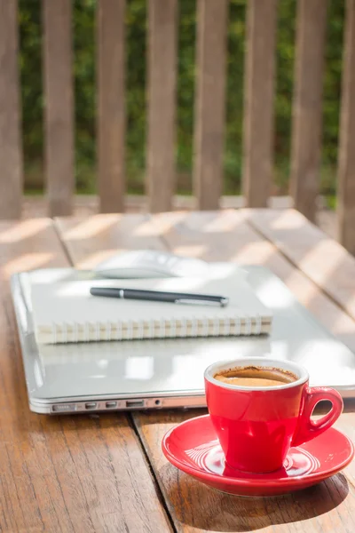 Warme koffie cup op houten werkplek — Stockfoto