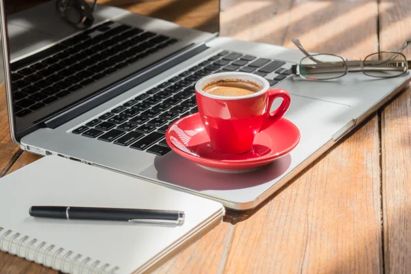 Taza de café caliente en la estación de trabajo de madera —  Fotos de Stock