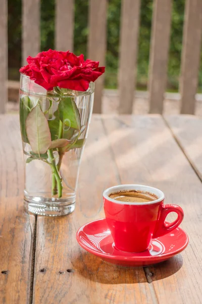 Hermosa mesa decorada con café y rosa roja — Foto de Stock