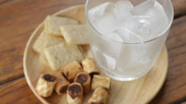 Glas zwart serveren iced koffie met sommige snack — Stockvideo