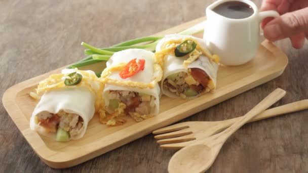 Serving spring rolls with vegetables on wooden plate — Stock Video