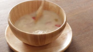 Tatlı su kestane ile Hindistan cevizi kreması sahip