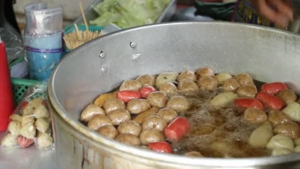 Comprar almôndegas fritas no estande — Vídeo de Stock