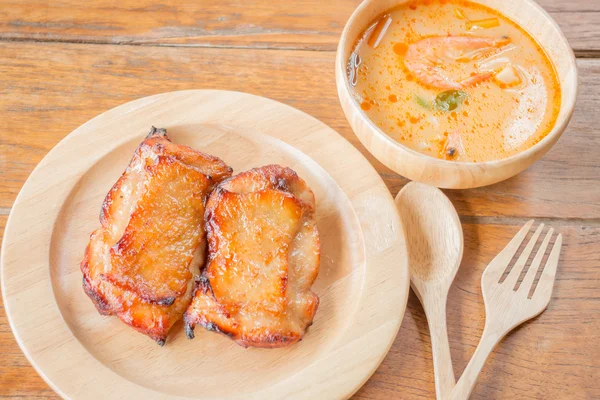 Filete de pollo y sopa picante en mesa de madera — Foto de Stock