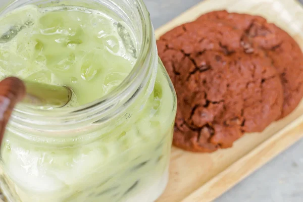 Iste grönt latte och choklad cookies — Stockfoto