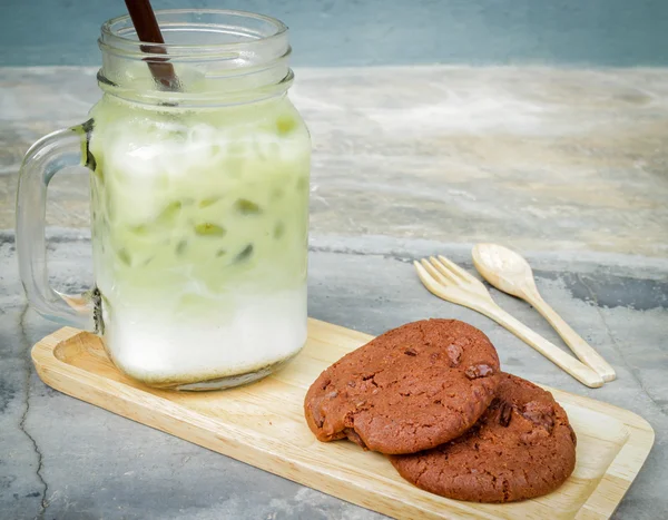 Iste grönt latte och choklad cookies — Stockfoto