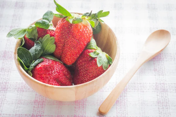 Frische Erdbeere auf Holzschale — Stockfoto