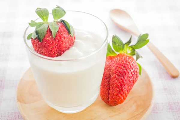 Glas yoghurt med färska jordgubbar — Stockfoto