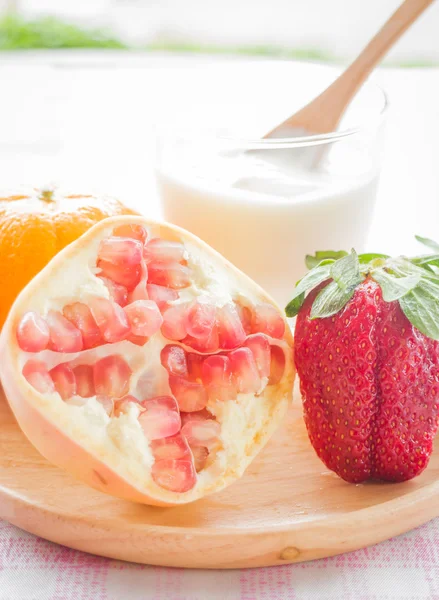 Glas yoghurt med färsk blanda frukt — Stockfoto