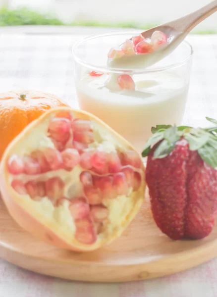 Glas yoghurt med färsk blanda frukt — Stockfoto