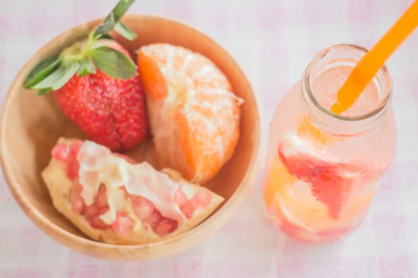 Bouteille d'eau infusée de mélange de fruits boisson rafraîchissante — Photo