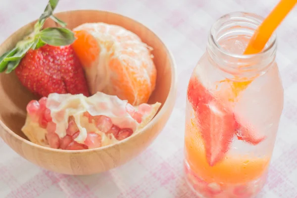 Botella de agua infundida de mezcla de fruta bebida refrescante — Foto de Stock