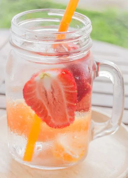 Tasse à eau infusée de boisson rafraîchissante aux fruits mélangés — Photo