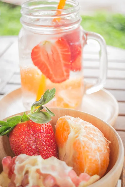 Taza de agua infundida de mezcla de fruta bebida refrescante —  Fotos de Stock